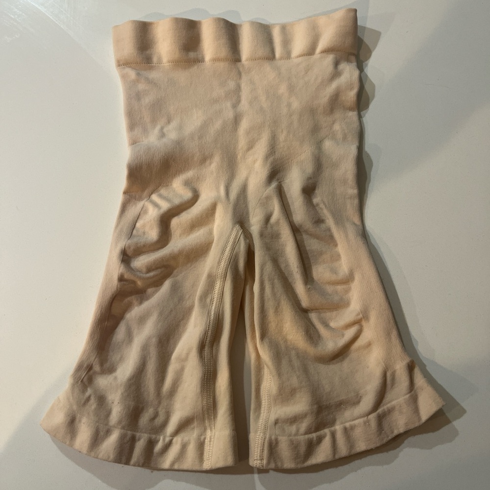 SKIMS body shaping shorts. High waisted shape wear